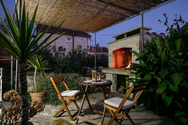 Foto van Stone House Harmony - One Bedroom Apartment with Patio and Garden View ( 1 ) - Terrace