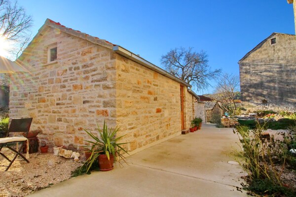 Foto van Stone House Harmony - One Bedroom Apartment with Patio and Garden View ( 1 ) - Outdoor