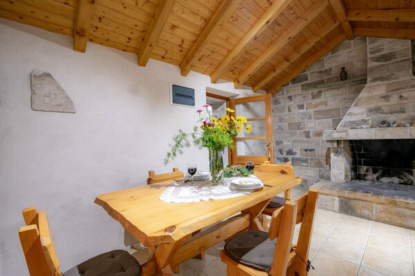 Foto van Stone House Harmony - One Bedroom Apartment with Patio and Garden View ( 1 ) - Indoor