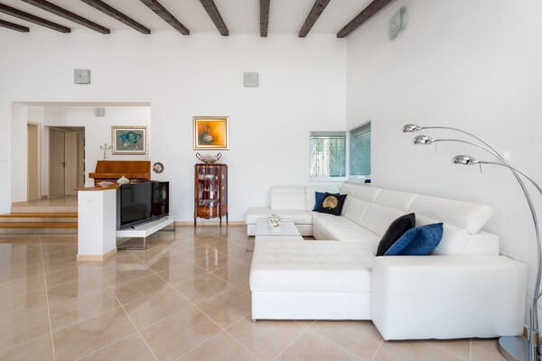 Foto van Villa Dea - Luxury Villa with Outdoor Swimming Pool - LivingRoom