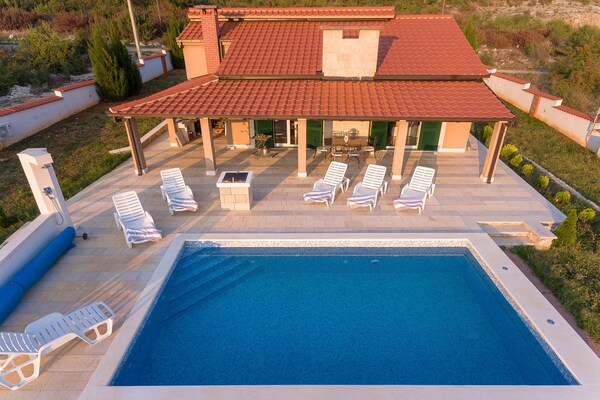 Foto van Villa Dea - Luxury Villa with Outdoor Swimming Pool - Pool
