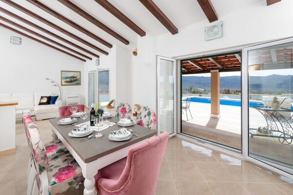 Foto van Villa Dea - Luxury Villa with Outdoor Swimming Pool - DiningRoom