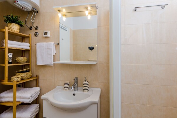 Foto van Private Garden Apartment Dubrovnik - Two-Bedroom Apartment with Garden and Terrace - BathRoom