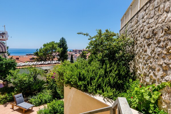 Foto van Private Garden Apartment Dubrovnik - Two-Bedroom Apartment with Garden and Terrace - GardenSummer