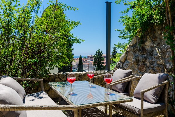 Foto van Private Garden Apartment Dubrovnik - Two-Bedroom Apartment with Garden and Terrace - Outdoor
