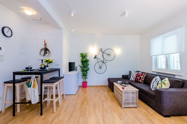 Foto van Private Garden Apartment Dubrovnik - Two-Bedroom Apartment with Garden and Terrace - LivingRoom