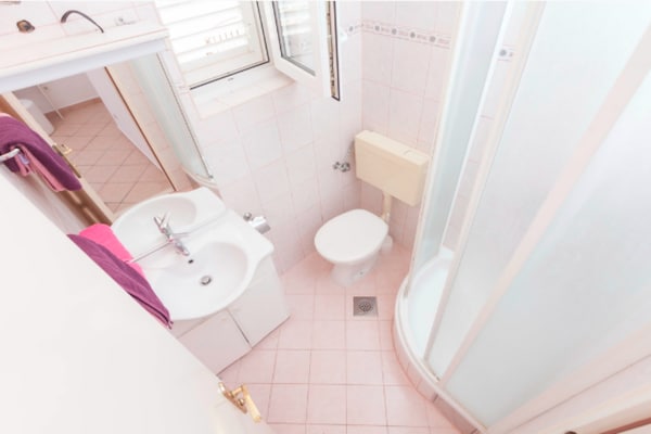 Foto van Three Bedroom Apartment with Terrace and Sea View - Vakantiehuis in Podgora - BathRoom