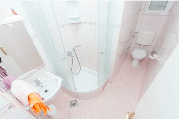 Foto van Three Bedroom Apartment with Terrace and Sea View - Vakantiehuis in Podgora - BathRoom
