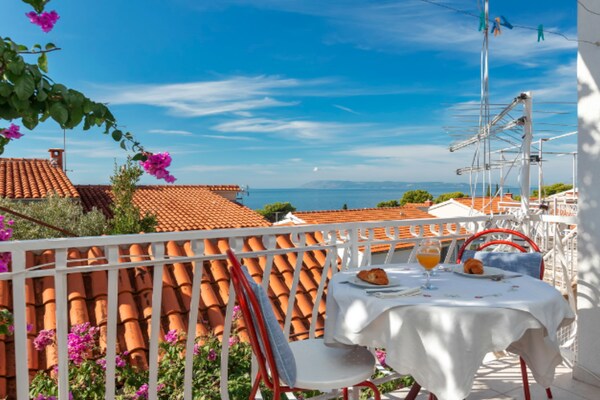 Foto van Three Bedroom Apartment with Terrace and Sea View - Vakantiehuis in Podgora - Outdoor
