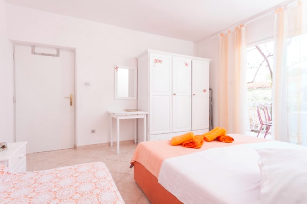 Foto van Three Bedroom Apartment with Terrace and Sea View - Vakantiehuis in Podgora - BedRoom