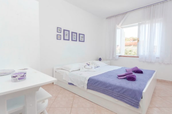 Foto van Three Bedroom Apartment with Terrace and Sea View - Vakantiehuis in Podgora - BedRoom