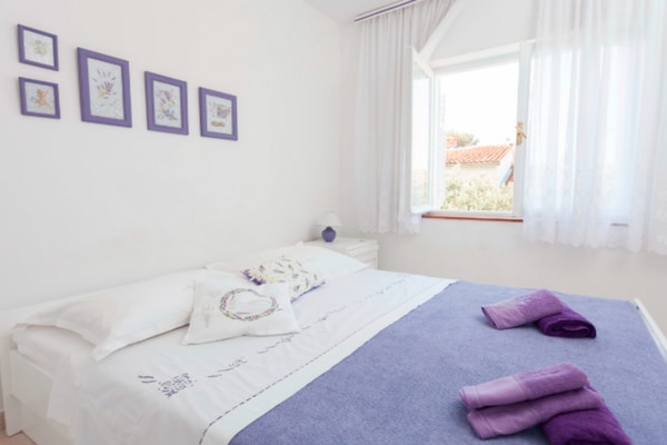 Foto van Three Bedroom Apartment with Terrace and Sea View - Vakantiehuis in Podgora - BedRoom