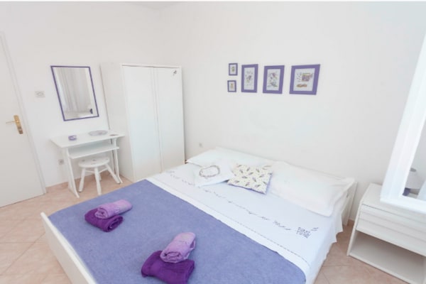 Foto van Three Bedroom Apartment with Terrace and Sea View - Vakantiehuis in Podgora - BedRoom