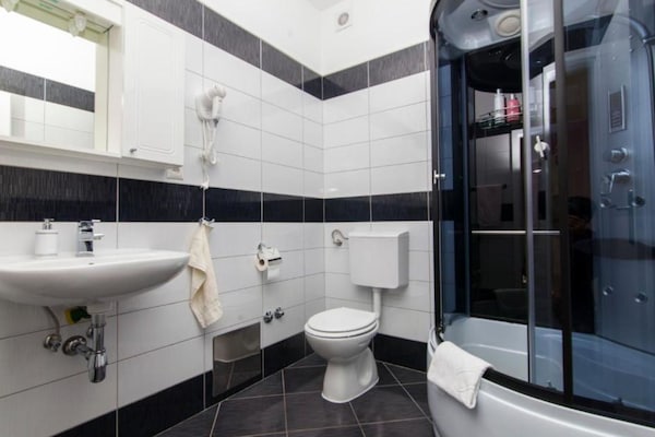 Foto van Villa Ava - Five Bedroom Villa with Swimming pool - Vakantiehuis in Šibenik - BathRoom