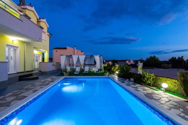 Foto van Villa Ava - Five Bedroom Villa with Swimming pool - Vakantiehuis in Šibenik - Pool