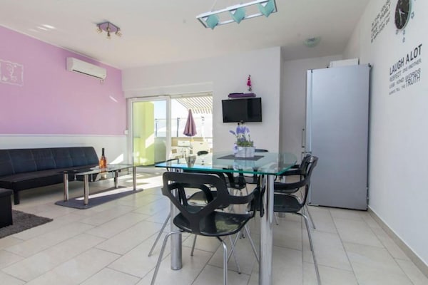 Foto van Villa Ava - Five Bedroom Villa with Swimming pool - Vakantiehuis in Šibenik - DiningRoom