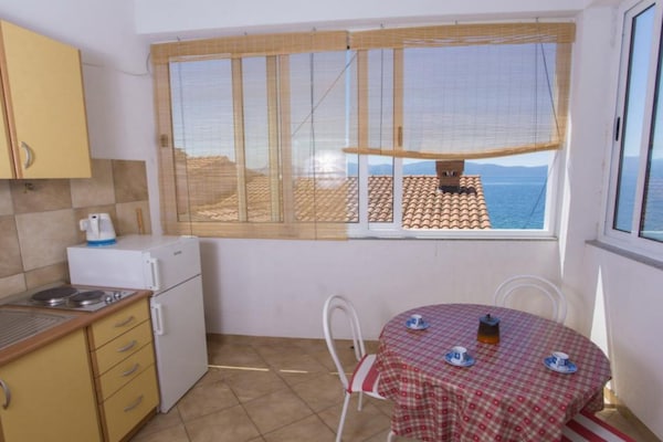 Foto van Triple Room with Private Balcony - Vakantiehuis in Brist - Kitchen