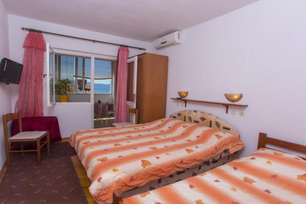 Foto van Triple Room with Private Balcony - Vakantiehuis in Brist - BedRoom