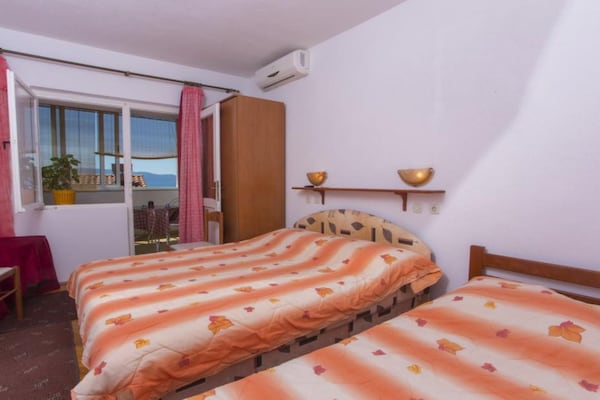 Foto van Triple Room with Private Balcony - Vakantiehuis in Brist - BedRoom