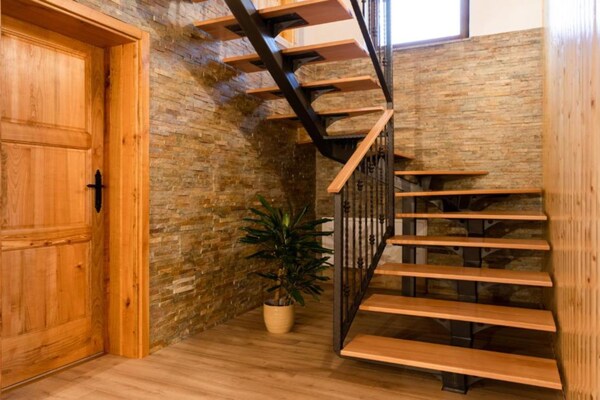 Foto van Three-Bedroom Apartment - Vakantiehuis in Slunj - stairs