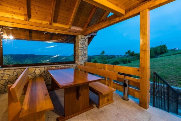 Foto van Three-Bedroom Apartment - Vakantiehuis in Slunj - terrace