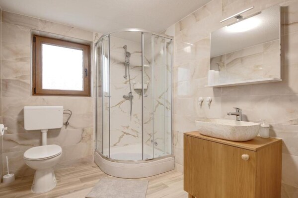Foto van Three-Bedroom Apartment - Vakantiehuis in Slunj - BathRoom