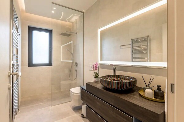 Foto van Three Bedroom Villa with Pool - Vakantiehuis in Kastel Novi - BathRoom