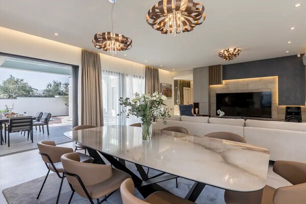 Foto van Three Bedroom Villa with Pool - Vakantiehuis in Kastel Novi - LivingRoom