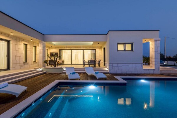 Foto van Three Bedroom Villa with Pool - Vakantiehuis in Kastel Novi - Pool