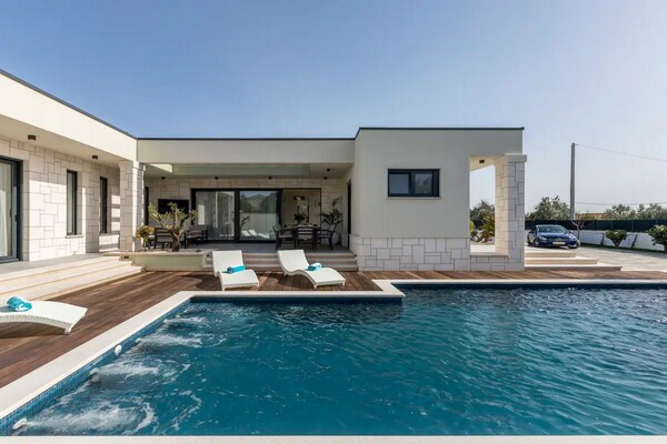 Foto van Three Bedroom Villa with Pool - Vakantiehuis in Kastel Novi - Pool