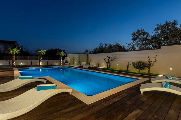 Foto van Three Bedroom Villa with Pool - Vakantiehuis in Kastel Novi - Pool