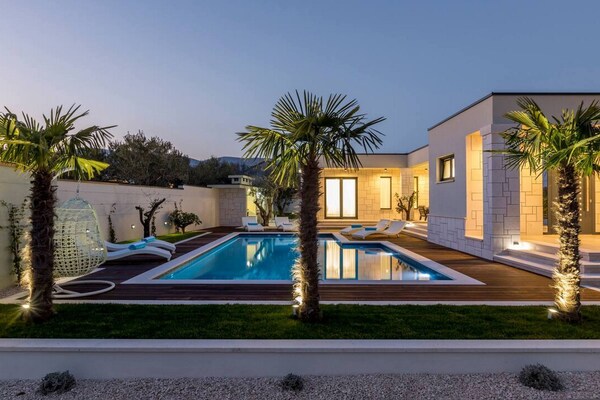 Foto van Three Bedroom Villa with Pool - Vakantiehuis in Kastel Novi - Pool