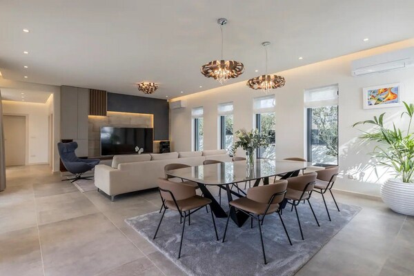 Foto van Three Bedroom Villa with Pool - Vakantiehuis in Kastel Novi - LivingRoom
