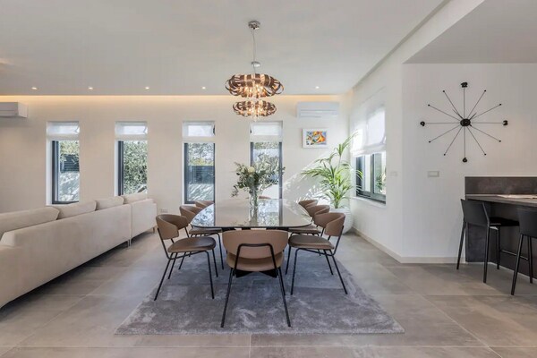 Foto van Three Bedroom Villa with Pool - Vakantiehuis in Kastel Novi - DiningRoom