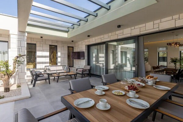 Foto van Three Bedroom Villa with Pool - Vakantiehuis in Kastel Novi - DiningRoom