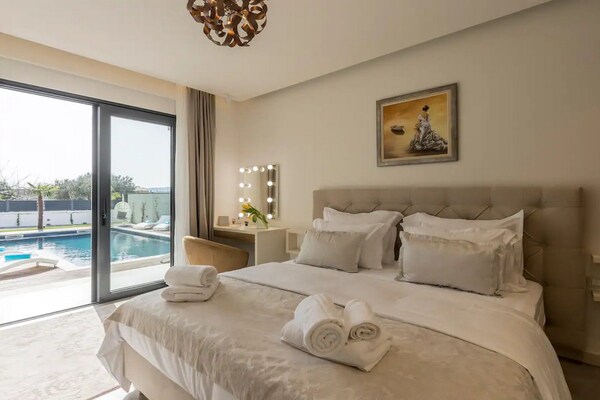 Foto van Three Bedroom Villa with Pool - Vakantiehuis in Kastel Novi - BedRoom