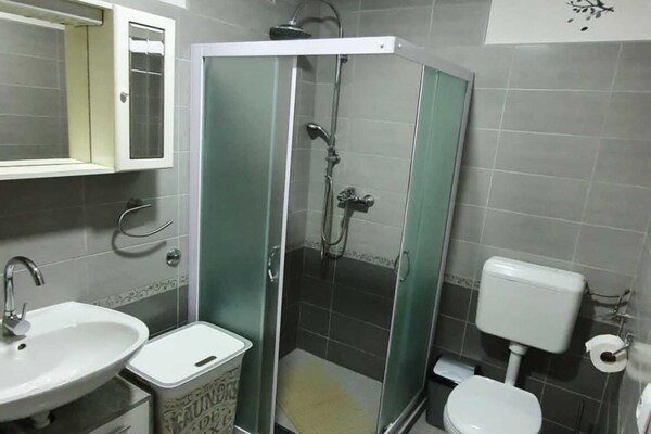 Foto van Three Bedroom Apartment - Vakantiehuis in Kastel Stari - BathRoom