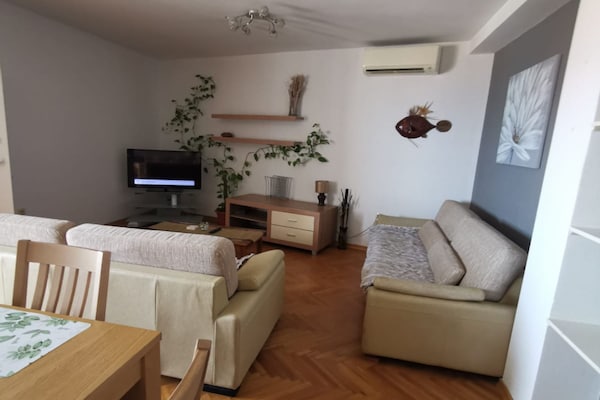 Foto van Three Bedroom Apartment with Terrace and Sea View - Vakantiehuis in Dugi Rat - LivingRoom