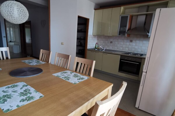 Foto van Three Bedroom Apartment with Terrace and Sea View - Vakantiehuis in Dugi Rat - Kitchen