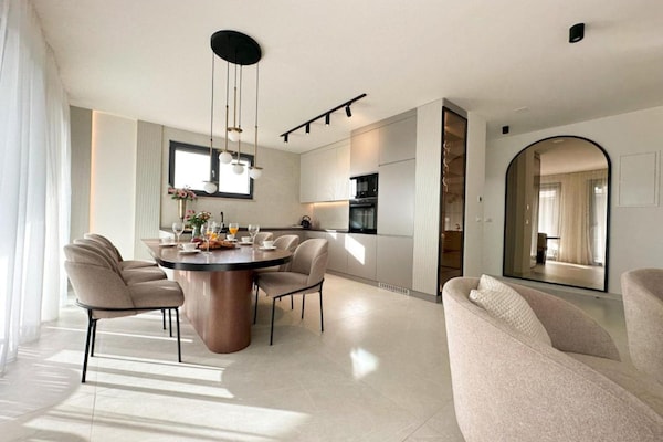 Foto van Three-Bedroom Penthouse with Infinity Pool (The Skyview Penthouse) - S4 - LivingRoom