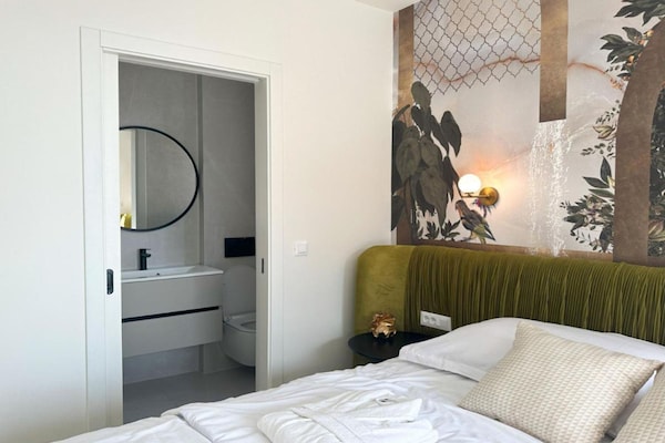 Foto van Three-Bedroom Penthouse with Infinity Pool (The Skyview Penthouse) - S4 - BedRoom