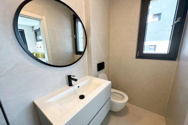 Foto van Three-Bedroom Penthouse with Infinity Pool (The Skyview Penthouse) - S4 - BathRoom