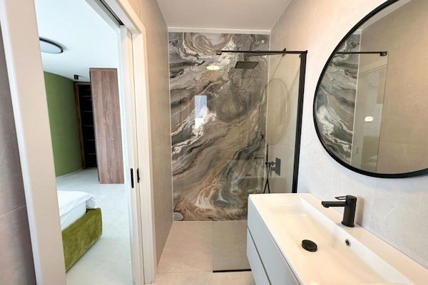Foto van Three-Bedroom Penthouse with Infinity Pool (The Skyview Penthouse) - S4 - BathRoom