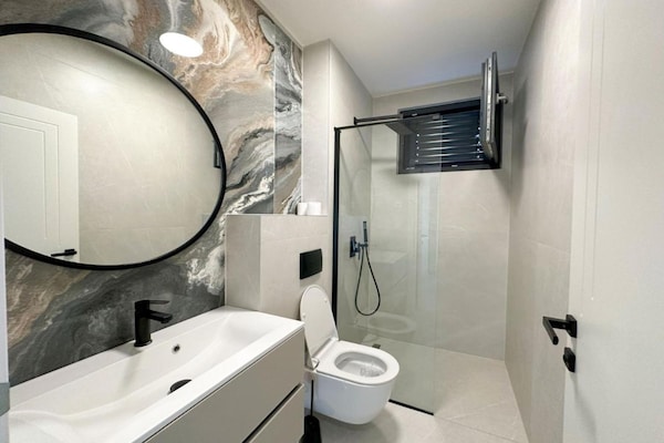 Foto van Three-Bedroom Penthouse with Infinity Pool (The Skyview Penthouse) - S4 - BathRoom