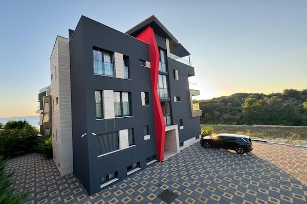 Foto van Three-Bedroom Penthouse with Infinity Pool (The Skyview Penthouse) - S4 - Outdoor