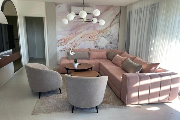 Foto van Three-Bedroom Penthouse with Infinity Pool (The Skyview Penthouse) - S4 - LivingRoom