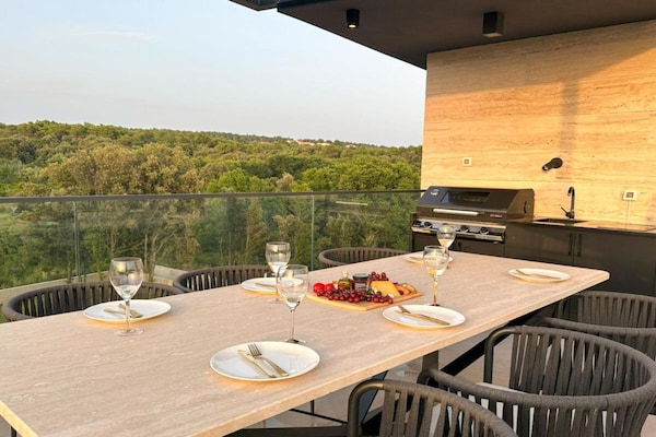 Foto van Three-Bedroom Penthouse with Infinity Pool (The Skyview Penthouse) - S4 - terrace