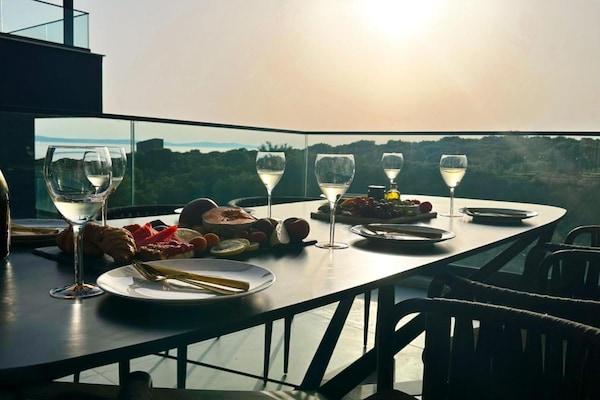 Foto van Three-Bedroom Penthouse with Infinity Pool (The Skyview Penthouse) - S4 - terrace