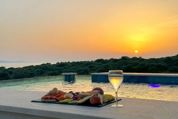 Foto van Three-Bedroom Penthouse with Infinity Pool (The Skyview Penthouse) - S4 - terrace