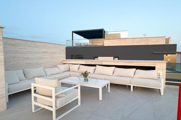 Foto van Three-Bedroom Penthouse with Infinity Pool (The Skyview Penthouse) - S4 - terrace